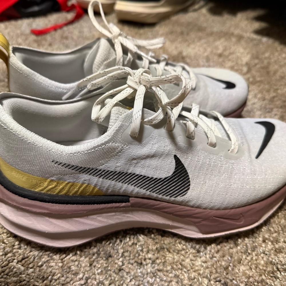 Women’s size 8 Nike Invincible 3 Running shoe - Picture 2 of 4